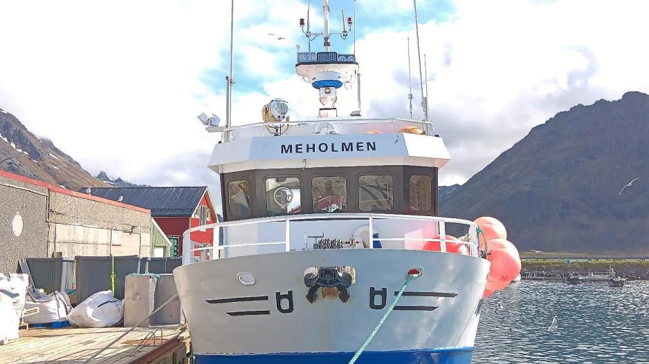Fiskebåten Meholmen til kai ved Ramberg (Foto: Ole-Martin Hansen). Meholmen