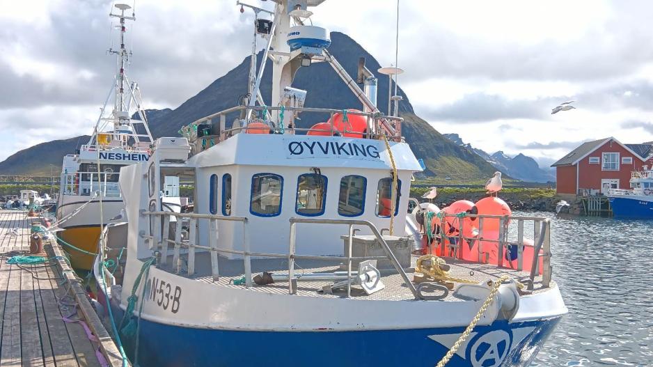 Fiskebåten "Øyviking" til kai ved Ramberg i Lofoten. (Foto: Ole-Martin Hansen). Fiskefartøyet Øyviking