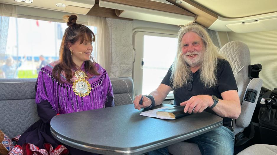 Elle Sofe Sara, choreography and dance artists, in conversation with High North News' Editor-in-Chief Arne O. Holm on Monday. The consequences of the Norwegianization policy was the topic of the day.