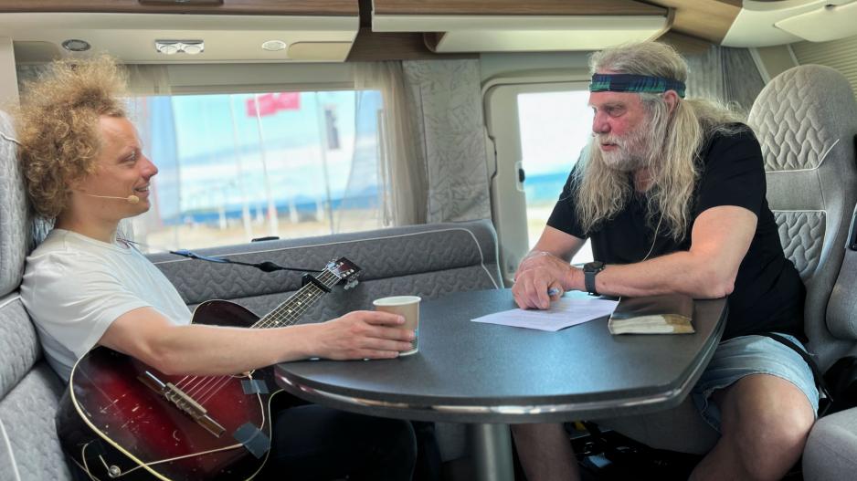 Artist Pål Moddi Knutsen bød onsdag på gitarspill og sang om det nye nord. Fortellingen om det moderne Nord-Norge var på agendaen denne dagen. >