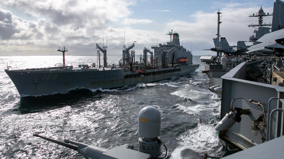 Forsyningsskipet USNS Joshua Humphrey gir USS Gerald R. Ford påfyll av olje onsdag under ferden til Nord-Norge. (Foto: Jacob Mattingly/USAs marine) >