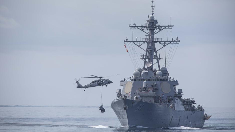 Missilkrysseren USS Normandy (av Ticonderoga-klassen) får forsyninger fra et MH-60S Seahawk-helikopter under seilasen i Atlanterhavet i mai. (Foto: Malachi Lakey/USAs marine) >