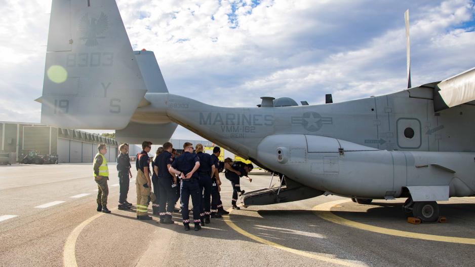 Soldater i 26th MEU gir et norsk brann- og redningsteam omvisning i et Osprey-fly på Bardufoss. Dette er et amerikansk militært luftfartøy som tar av og lander som et helikopter, mens det dreier motorene og forflytter seg i lufta som et vanlig fly. (Foto: Aziza Kamuhanda/USAs marinekorps) Osprey, Bardufoss_26th Marine Expeditionary Unit
