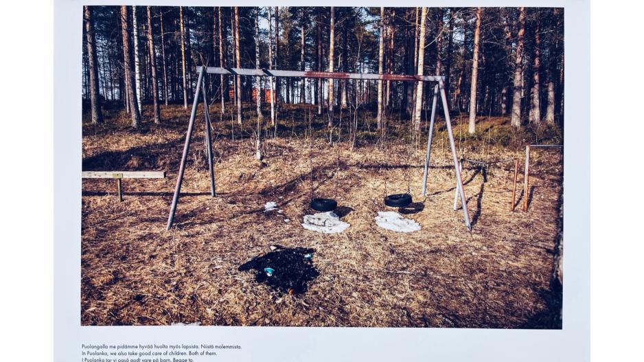 «Puolangalla me pidämme hyvää huolta myös lapsista. Niistä molemmista. // In Puolanka, we also take good care of our children. Both of them.» (Photo: Astri Edvardsen) >