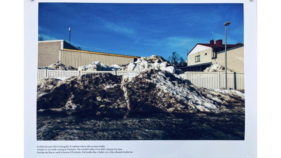 «Ei ehkä kannata tulla Puolangalle. Ei mekään tultaisi ellei asuttaisi täälla. // Maybe it’s not worth coming to Puolanka. We wouldn’t either if we didn’t already live here.» (Photo: Astri Edvardsen) >