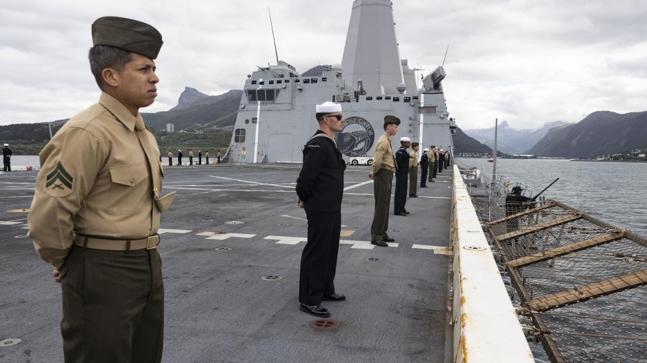 Bildegalleri: Amerikanske soldater på dekket til landgangsfartøyet USS Mesa Verde under innseilingen i Ofotfjorden. Skipet inngår i den amerikanske marinens Bataan Amphibious Ready Group. (Foto: Jesus Sepulveda Torres/USAs marinekorps) > USS Mesa Verde_innseiling til Narvik