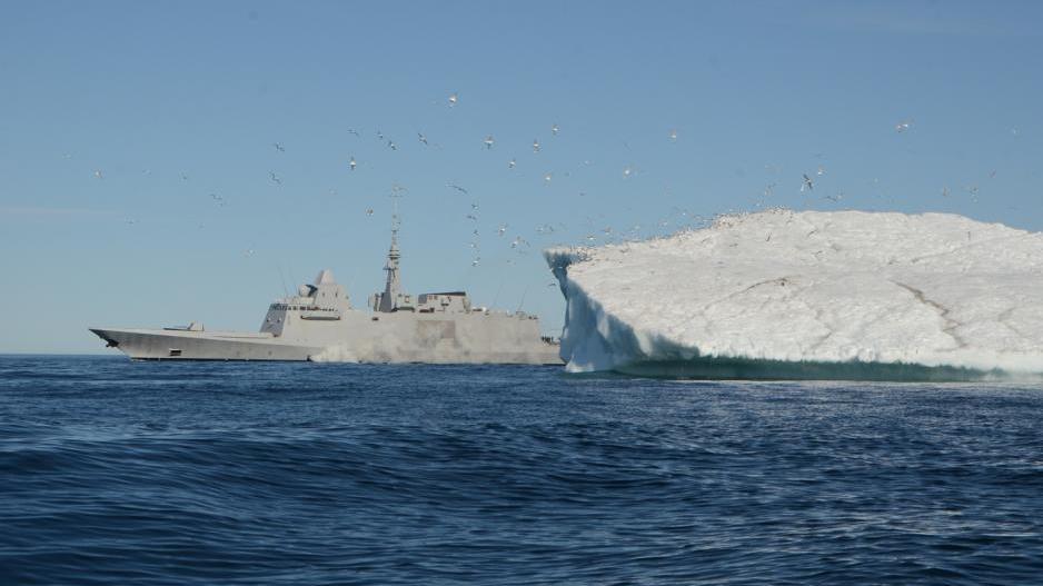The frigate FS Auvergne sailed in the High North this summer. It operated by the Norwegian polar island Jan Mayen (on the border between the Norwegian Sea and the Greenland Sea), as well as in the Greenland Strait – the section of sea between Iceland and Greenland. (Photo: The French Navy) >