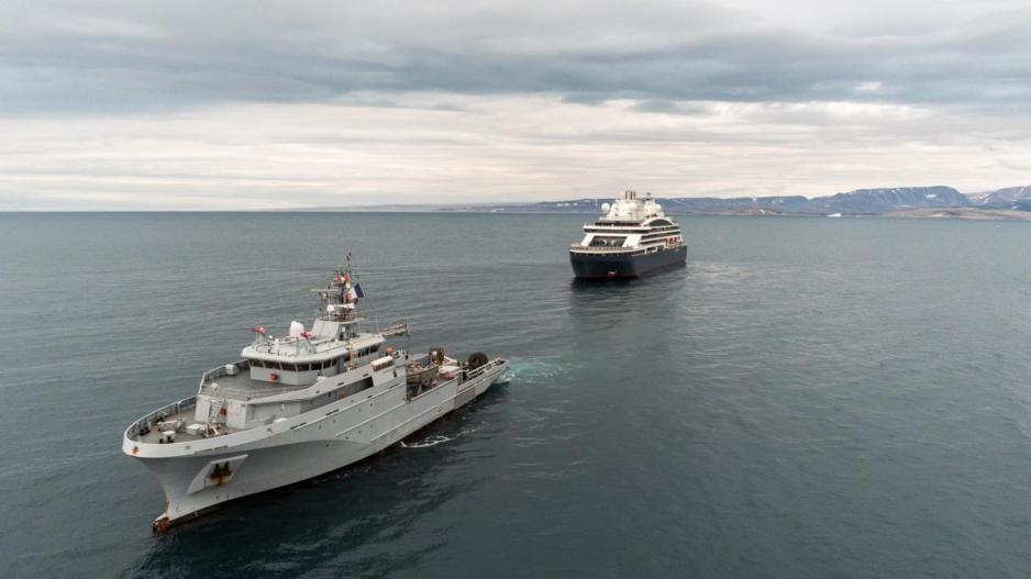 Bildegalleri, fransk militært nærvær i nord: Støttefartøyet FS Garonne opererte lenge i arktiske strøk før logistikkstoppet i Tromsø tidligere denne uka. Bildet er fra Scoresbysundet under dets trening på tauing av det 150 meter lange og 30 000 tonn tunge cruiseskipet Le Commandant Charcot. (Foto: Den franske marinen)