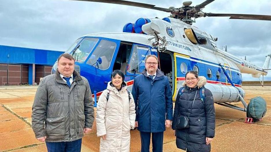 Vimolbajra Ruksakiati, Thailands ambassadør til Norge (andre f.v.), besøkte Pyramiden og Barentsburg i midten av august. Hennes vert var Russlands generalkonsul på Svalbard, Andrej Chemerilo (tredje f.v.), og hun fikk bl.a. omvisning på vitenskapssenteret i Barentsburg. Ifølge det russiske utenriksministeriet ga ambassadøren uttrykk for «Thailands interesse for å videreføre tradisjonelt fordelaktige og vennlige relasjoner med Russland, inkludert deres mulige utvikling på øygruppa.» (Foto: Russlands utenriksministerium)