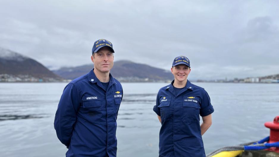 USCGC Healys skipssjef (commanding officer), kaptein Michele Schallip og executive officer, kommandørkaptein Patrick Armstrong, med Tromsøysundet i bakgrunnen. (Foto: Astri Edvardsen) Healy i Tromsø, Schallip og Armstrong