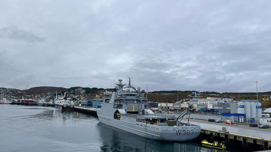 Det norske kystvaktfartøyet KV Svalbard i Breivika havn, sett fra dekk på USCGC Healy. De to seilte sammen inn i Tromsøysundet på søndag etter felles aktiviteter.