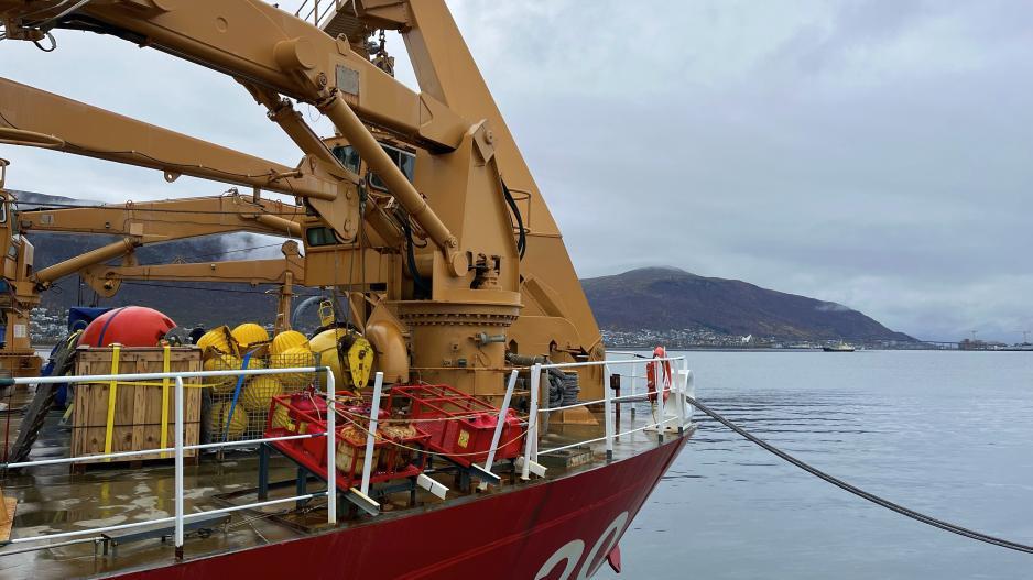 The vessel is specifically designed for Arctic research – and is also the only icebreaker of the US Coast Guard used for research. Aboard are 4200 square feet of scientific laboratory space, a number of sensor systems, oceanographic winches, and accommodation for up to 50 researchers. >