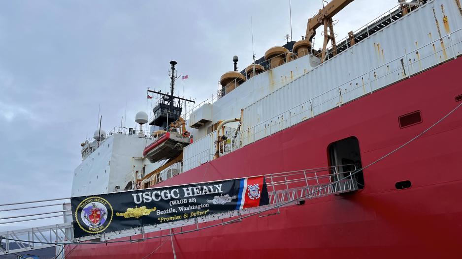 The USCG Healy, with a crew of 84 people, has its home port in Seattle, USA. The vessel is 128 meters long, 25 meters high, and weighs 16,000 tonnes when fully loaded. >