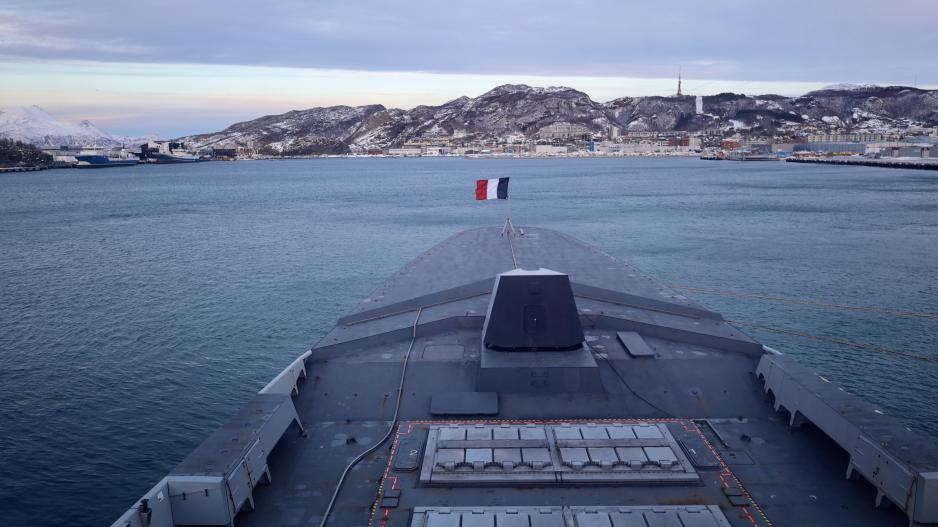 GALLERI: Baugen til FS Bretagne med hovedkanon og vertikalt lanseringssystem for luftvernmissiler og kryssermissiler. Fregatten er også utrustet med antiskipmissiler, torpedoer og utstyr for elektronisk krigføring. (Alle foto: Astri Edvardsen) >