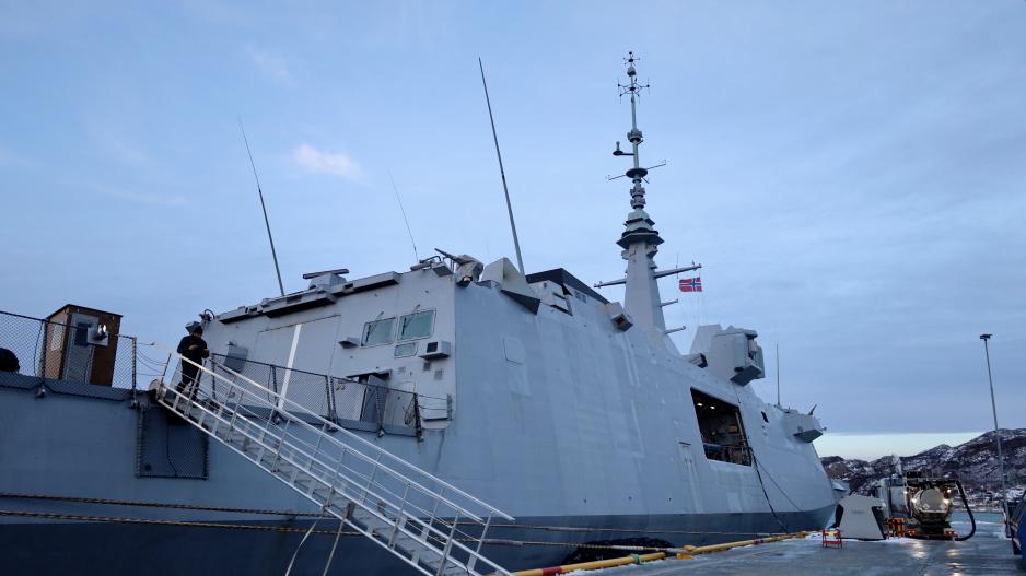 Mens det franske flagget flagrer frist i baugen og akterut, er det norske flagget heist over midtskipet – som en gest til vertslandet. Den sistnevnte praksisen fastholder franskmennene på, mens andre lands mariner stort sett har avviklet den, forteller Pimbert. >
