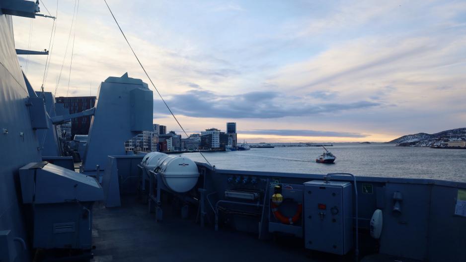 Et mangfold av skip og båter i Bodø havn, både tilreisende og hjemmehørende. Selv har FS Bretagne sin hjemmehavn i Brest, hovedbasen for den franske atlanterhavsflåten.