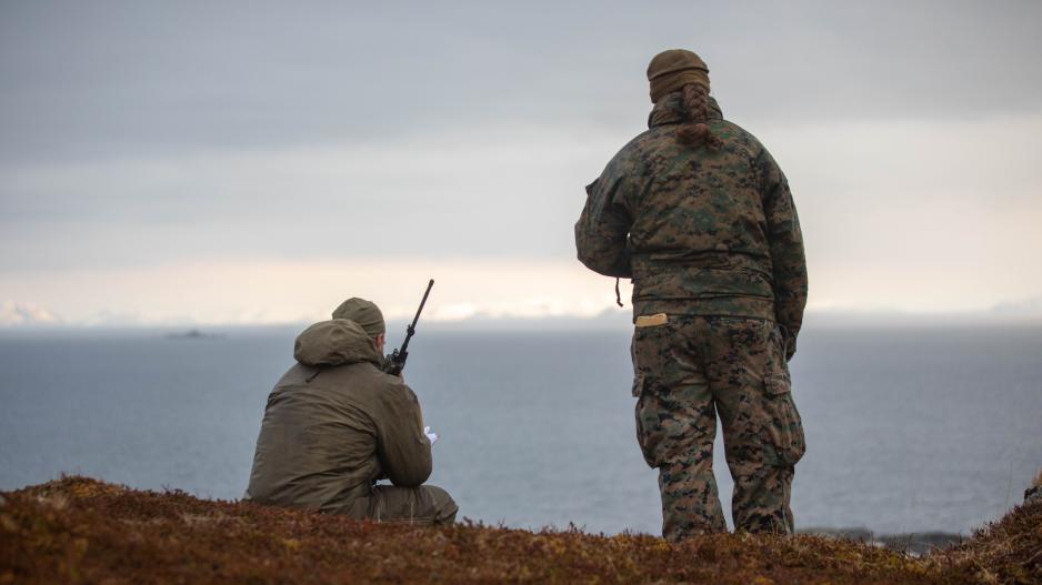 Fra øvelsen Formidable Shield 2023 ved Andøya: Her trener Kystjegerkommandoen med amerikanske marinesoldater på å lokalisere et mål (i form av en drone) og formidle dets posisjon til den norske korvetten KNM Gnist for beskytning. (Foto: Tiril Haslestad/Forsvaret) >