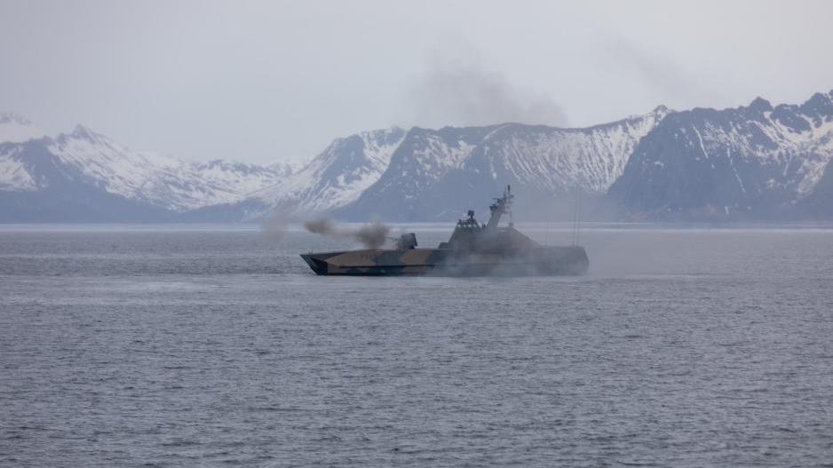 Forts. Formidable Shield 2023: Korvetten KNM Gnist skyter mot dronemålet. (Foto: Tiril Haslestad/Forsvaret)
