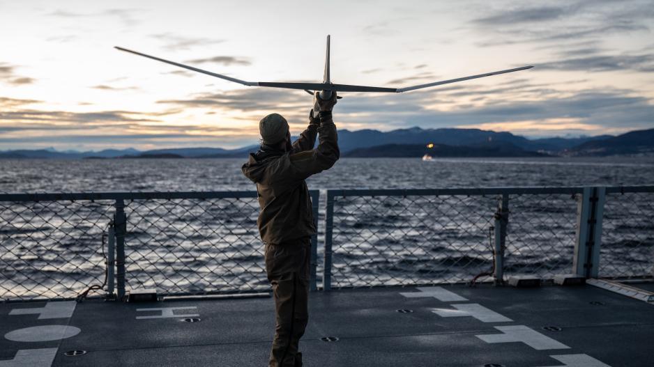 PHOTO GALLERY: The Coastal Ranger Command is central to developing drone operations in the Norwegian Navy. Here, the command tests a drone of the RQ-20A Puma type aboard the Norwegian frigate KNM Fridtjof Nansen during the marine exercise Flotex 2022. This American-produced drone is primarily suited for surveillance and intelligence. (Photo: Odin Vinje Kjendalen / the Armed Forces) > Kystjegerkommandoen med RQ-20A Puma drone på KNM Fridtjof Nansen