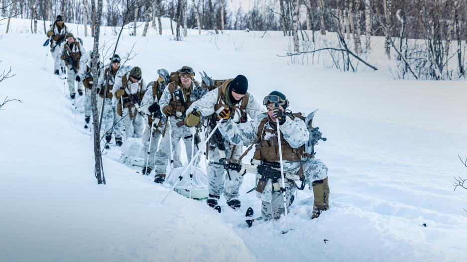 BILDESERIE: Amerikanske marinesoldater på kaldværstrening denne vinteren på Setermoen i indre Troms. Setermoen garnison (inkludert skyte- og øvingsfelt) er pekt på som et av åtte nye norsk-amerikanske omforente områder i Norge. Dette som del av en reforhandlet tilleggsavtale om forsvarssamarbeid (SDCA) mellom Norge og USA, som nå er til behandling i Stortinget. (Foto: Joshua Kumakaw/USAs marinekorps) >