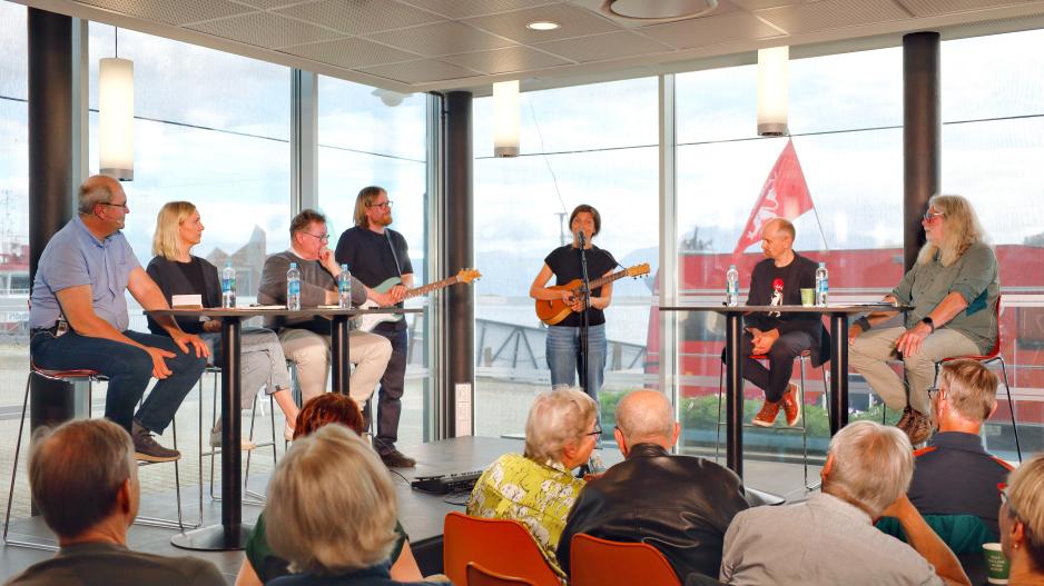 High Noon onsdag om nordisk demokrati: Musikalsk innslag ved slampoet og viserapper Ingvild Aust og gitarist Johannes Roksand Fauchald. Panel (f.v.): Baard Herman Borge, professor, UiT; Sanna-Kaisa Saloranta, prosjektkoordinator, Sitra; Roald Linaker, forsvarsombud og nestleder i Bardu Ap; Amund Sjølie Sveen, politisk og kunstnerisk leder i Nordting. >