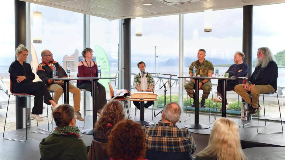 High Noon tirsdag om motstandsdyktighet i nord: Musikalsk innslag ved Sondre Närva Pettersen, norsk-samisk-kvensk musiker og komponist. Panel (f.v.): Sigríður Hagalín Björnsdóttir, islandsk journalist og forfatter; Aslat Simma, reindriftsutøver, Karesuando; Gunhild Hoogensen Gjørv, professor, UiT; brigader Terje Bruøygard, sjef, Brigade Nord; Jón Kalman Stefánsson, islandsk forfatter. >