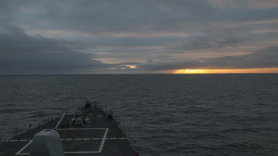 GALLERI: Her er destroyerne (ubåtjagerne) USS Stout og USS Jason Dunham på patrulje i Barentshavet. (Foto: Cody Beam/USAs marine) > 