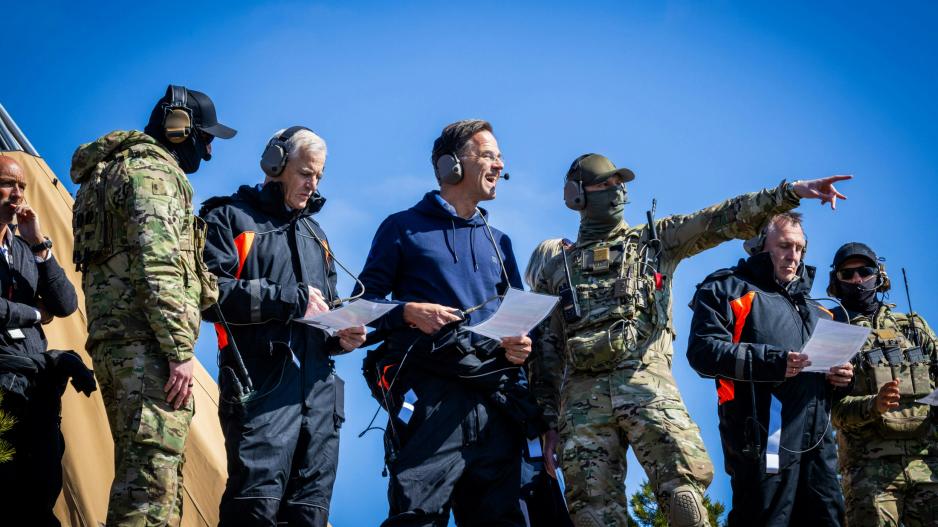 BILDEGALLERI: – Jeg er imponert over det norske forsvaret, sier Natos generalsekretær Mark Rutte etter å ha tatt del i øvingsaktiviteten. (Foto: Nato) >