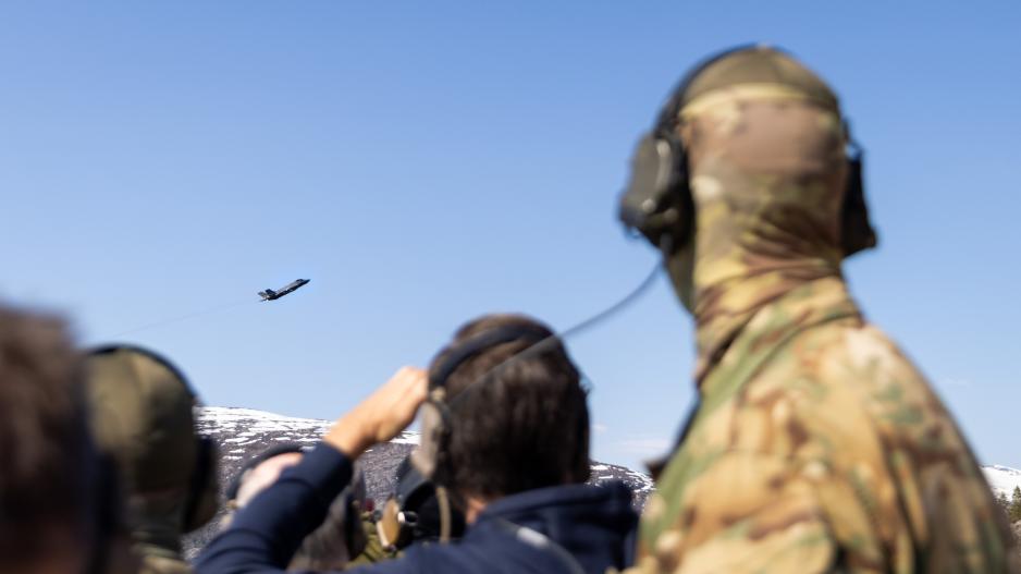 To F-35 jagerfly fra Evenes flystasjon ble ledet inn i felt av generalsekretæren. (Foto: Nora Steenberg/Forsvaret) >