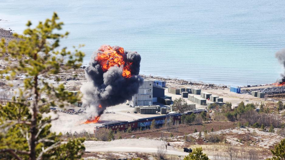 Demonstrasjon av at markerte mål tas ut på Ramneset øvings- og skytefelt. (Foto: Torbjørn Kjosvold/Forsvaret) >