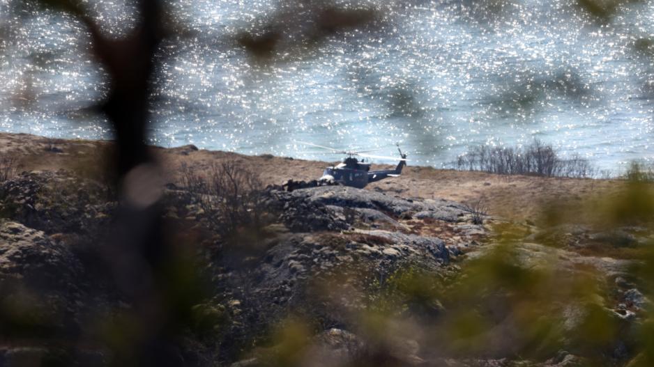 Helikopter av typen Bell 412 i aksjon under øvelsen. (Foto: Torbjørn Kjosvold/Forsvaret)