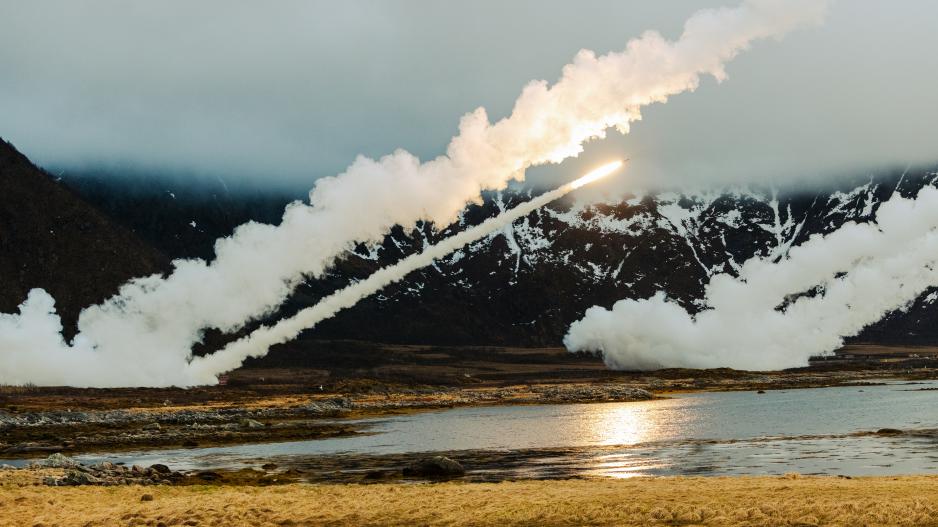 Amerikanske marinesoldater øver på skarpskyting med HIMARS (High Mobility Artillery Rocket System) under Formidable Shield 2023. Dette mobile rakettartillerisystemet har langtrekkende presisjonsild på opptil 30 mil, og er utviklet av det amerikanske forsvarsindustrikonsernet Lockheed Martin. (Foto: Emma Grey/USAs marinekorps) Amerikanske marinesoldater øver på skarpskyting med HIMARS (High Mobility Artillery Rocket System) under Formidable Shield 2023. Dette mobile rakettartillerisystemet har langtrekkende presisjonsild på opptil 30 mil, og er utviklet av det amerikanske forsvarsindustrikonsernet Lockheed Martin. (Foto: Emma Grey/USAs marinekorps)