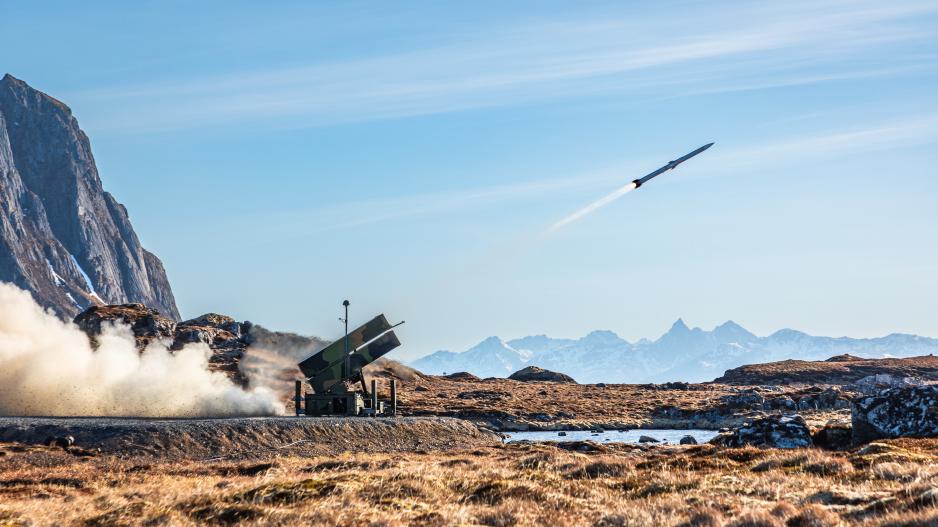 Luftvernbataljonen ved Evenes øver på skarpskyting med NASAMS (National Advanced Surface-to-Air Missile System) på Andøya i mai 2024. Dette luftvernsystemet har kort til medium rekkevidde, og er utviklet av Kongsberg Defense & Aerospace i Norge og forsvarsindustrikonsernet Raytheon i USA. (Foto: Fabian Helmersen/Forsvaret) > Luftvernbataljonen ved Evenes øver på skarpskyting med NASAMS (National Advanced Surface-to-Air Missile System) på Andøya i mai 2024. Dette luftvernsystemet har kort til medium rekkevidde, og er utviklet av Kongsberg Defense & Aerospace i Norge og forsvarsindustrikonsernet Raytheon i USA. (Foto: Fabian Helmersen/Forsvaret) >