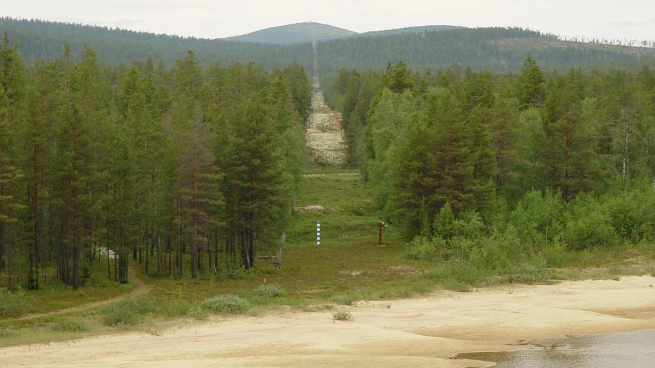 Minna Rainio og Mark Roberts verk Borderlands avbilder den finsk-russiske grensa. Dette er del av kapittelet ‘Border Echoes’, kuratert av Pikene på Broen i Kirkenes, som stiller spørsmålet: Kan kunst fortsatt finne åpninger der grensene er stengt? (Foto: Minna Rainio/Mark Roberts). >