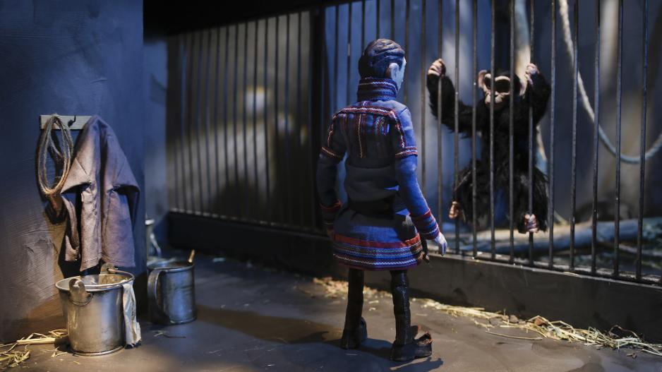 BILDEGALLERI: Annika Dahlsten og Markku Laakso sitt verk Campfire in a Zoo – Dolasdallas ealligárddis (2019). Dette inngår i kapittelet ‘Frosne fortellinger: Norrbotten utover eksotisisme’, som stiller spørsmål ved det koloniale og romantiserte blikket som lenge har preget skildringer av regionen. (Foto: Markku Laakso) > BILDEGALLERI: Annika Dahlsten og Markku Laakso sitt verk Campfire in a Zoo – Dolasdallas ealligárddis (2019). Dette inngår i kapittelet ‘Frosne fortellinger: Norrbotten utover eksotisisme’, som stiller spørsmål ved det koloniale og romantiserte blikket som lenge har preget skildringer av regionen. (Foto: Markku Laakso) >