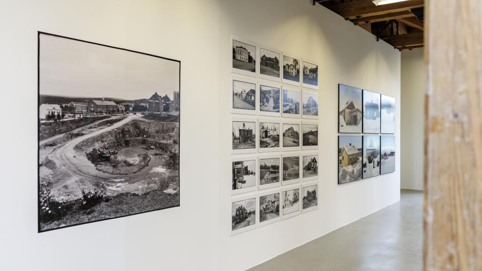 Erik Holmstedts fotoserie skildrer framveksten, livsreisen og fallet til et nordsvensk gruvesamfunn i kapittelet ‘Grunnforhold (markförhållanden)’. Verket til venstre har tittelen Malmberget, Gropen (1969). (Foto: Mats Engfors/Havremagasinet) > Erik Holmstedts fotoserie skildrer framveksten, livsreisen og fallet til et nordsvensk gruvesamfunn i kapittelet ‘Grunnforhold (markförhållanden)’. Verket til venstre har tittelen Malmberget, Gropen (1969). (Foto: Mats Engfors/Havremagasinet) >
