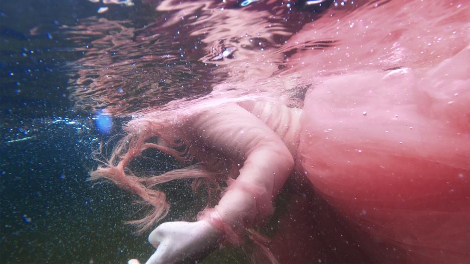 Asking the Salmon to Return er skapt av Jenni Laiti. Det inngår i kapittelet ‘Fra fjellet til havet’, som setter fokus på at mange elver hindres fra å renne fritt og oversvømmes. (Pressebilde) > Asking the Salmon to Return er skapt av Jenni Laiti. Det inngår i kapittelet ‘Fra fjellet til havet’, som setter fokus på at mange elver hindres fra å renne fritt og oversvømmes. (Pressebilde) >