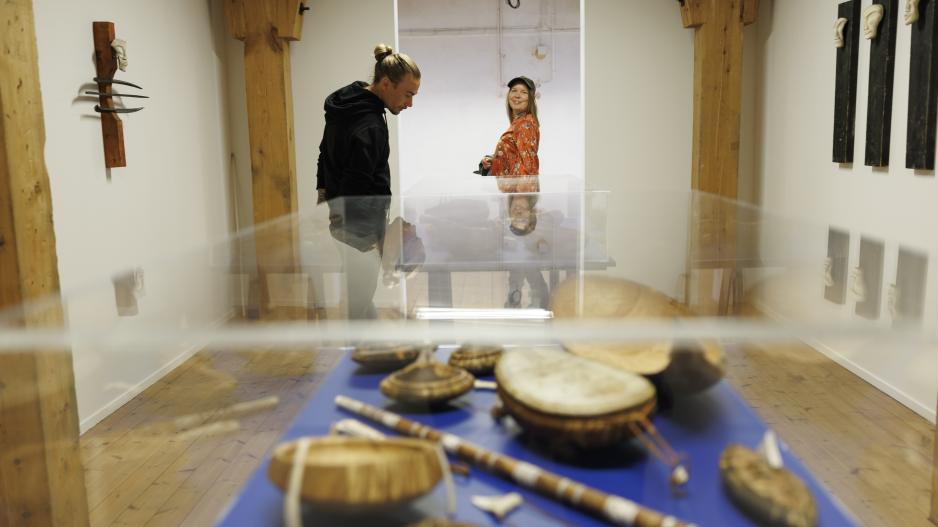 BILDEGALLERI: Per Isak Juusos kunst i kapittelet ‘Levende materialer’ synliggjør hvordan duodji (samisk håndverk og kunsthåndverk) vever sammen estetisk metode, kunnskap, materialer og verdensbilde, ifølge Havremagasinet. (Foto: Mats Engfors/Havremagasinet) >