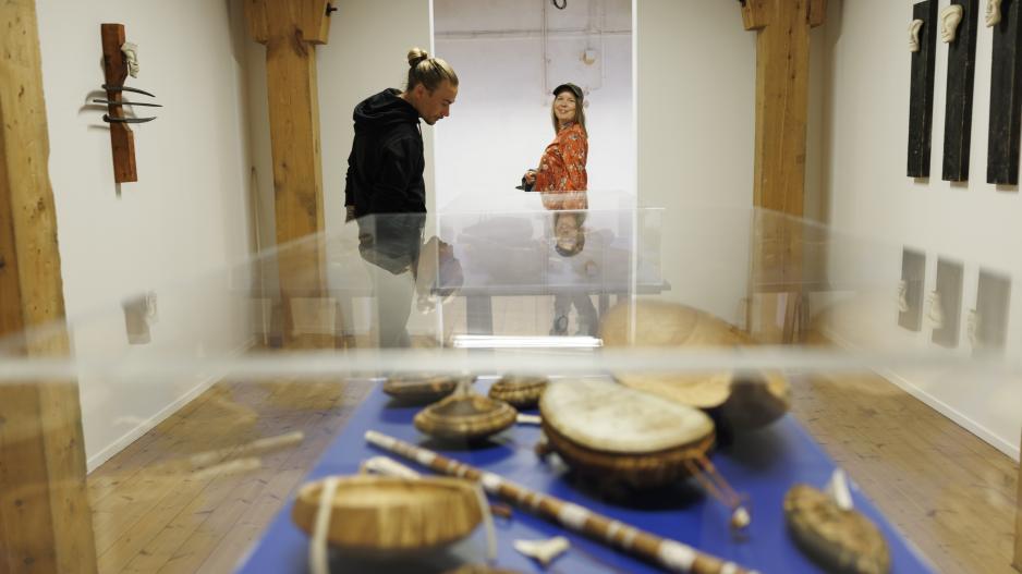 PHOTO GALLERY: Per Isak Juuso's art in the chapter 'Living Materials' highlights how duodji (Sámi crafts and arts) weave together aesthetic method, knowledge, materials, and worldview, according to Havremagasinet. (Photo: Mats Engfors/Havremagasinet) >