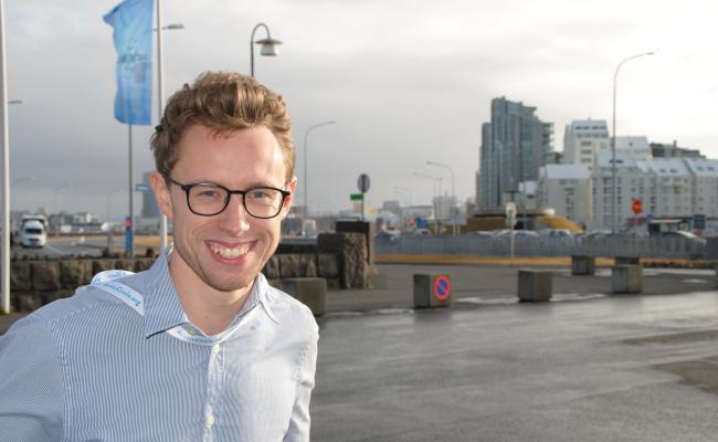 - A combination of solar and wind power, supplied with geotermic energy and use of hydrogen, may provide Longyearbyen with a sustainable energy system, argues PhD Candidate Hans-Kristian Ringkjøb. (Photo: Arne F. Finne)