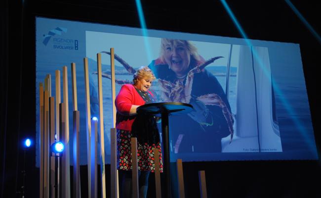 Statsminister Erna Solberg roste utholdenheten til Nussir som jobber for gruvedrift i Kvalsund, og varsler endelig svar på driftsøknaden før jul. (Foto: Arne F. Finne).