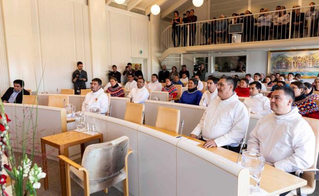 Fred og fordragelighet preget åpningen av Inatsisartut i begynnelsen av oktober, men det ulmer under overflaten i grønlandsk politikk igjen. Nå er det ulike kontakter med Kina som uroer Naalakkersuisuts støtteparti, Demokraatit. (Foto: Inatsisartut).