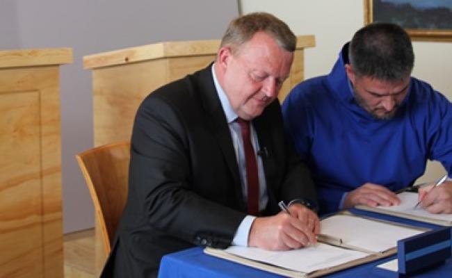 Den danske statsministeren, Lars Løkke Rasmussen (t.v.) og formannen for Naalakkersuisut på Grønland, Kim Kielsen, signerte avtalen om dansk medfinansiering av tre grønlandske lufthavner tidligere i år. (Foto: Naalakkersuisut).