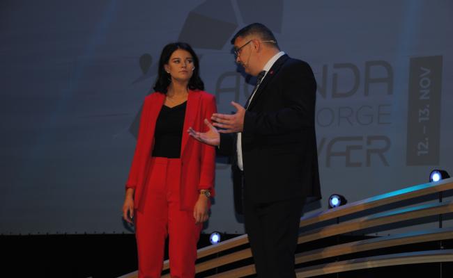 Olje- og energiminister Kjell-Børge Freiberg (FrP) benyttet ikke anledningen til dialog om standpunkter under møtet med 18 åringen Thea Heltne Kjelstad på Agenda Nord-Norge-konferansen i Svolvær. (Foto: Arne F. Finne)