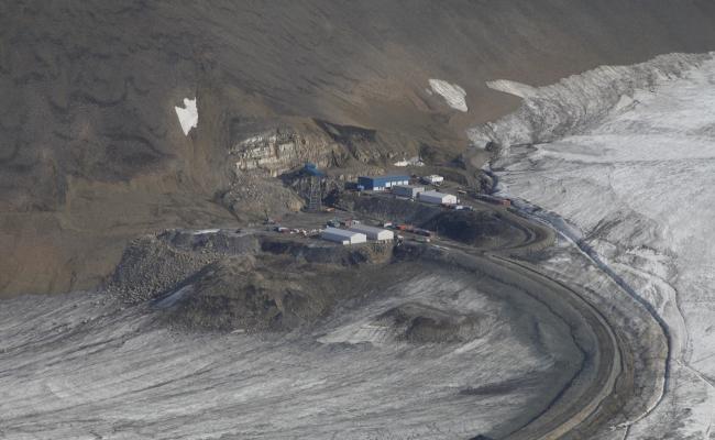 Syv entreprenører har levert inn anbud på jobben med å rydde opp etter gruvedriften i Lunckefjell på Svalbard. (Foto: Bjarki Friis, SNSK).
