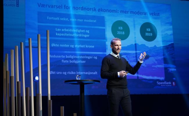 - Vi må justere på oppfatningen av at veksten i nord er større enn veksten i resten av Norge. Nye investeringer i oljesektoren gjør at veksten i Sør-Norge slår inn mye tidligere enn i nord, fortalte konserndirektør Petter Høiseth i Sparebanken Nord-Norge på Agenda Nord-Norge mandag kveld. (Foto: Agenda Nord-Norge/Remy Eilertsen).