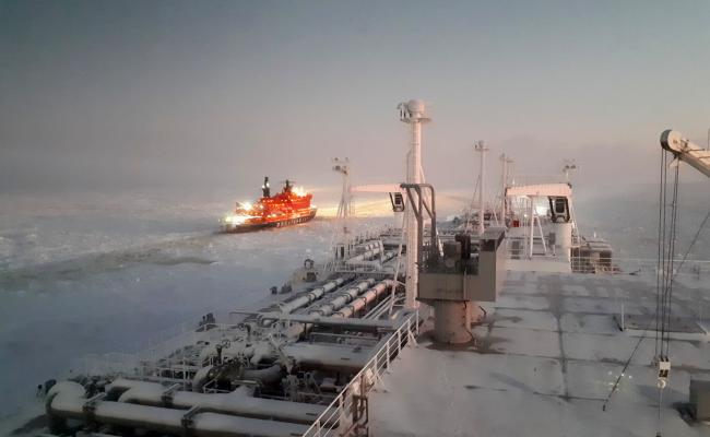Teekay LNG Carrier on the Northern Sea Route assisted by a Rosatom nuclear icebreaker // Et LNG-skp fra Teekay får assistanse av en atomdrevet isbryter fra Rosatom. (Foto: Teekay)