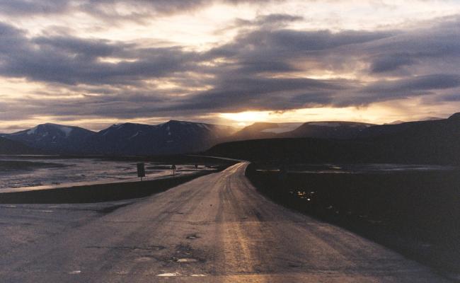 Vedlikehold av veier som tilhører Nærings- og fiskeridepartementet koster Longyearbyen lokalstyre millioner hvert år. Nå skal det ryddes i avtaleforholdene. (Illustrasjonsfoto: meta_nh, Wikimedia Commons).