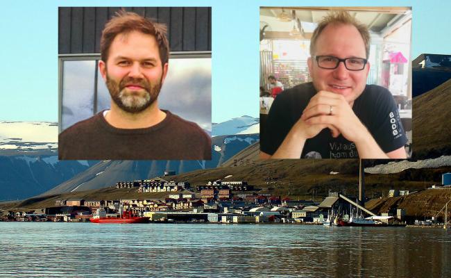 Longyearbyen lokalstyre og lederen, Arild Olsen (innfelt t.v.) og statssekretær Daniel Bjarmann-Simonsen i Nærings- og fiskeridepartementet er enige om at avtaleverket for grunnforvaltning i Longyearbyen må reforhandles og oppdateres. (Foto: Mateusz War via Wikimedia Commons, Arne O. Holm og privat).