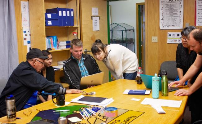 Members of Dinjii Zhuh (Gwich'in) communities in the Northwest Territories attending a digital literacy workshop in June 2018. (Photo: Hanne Pearce).